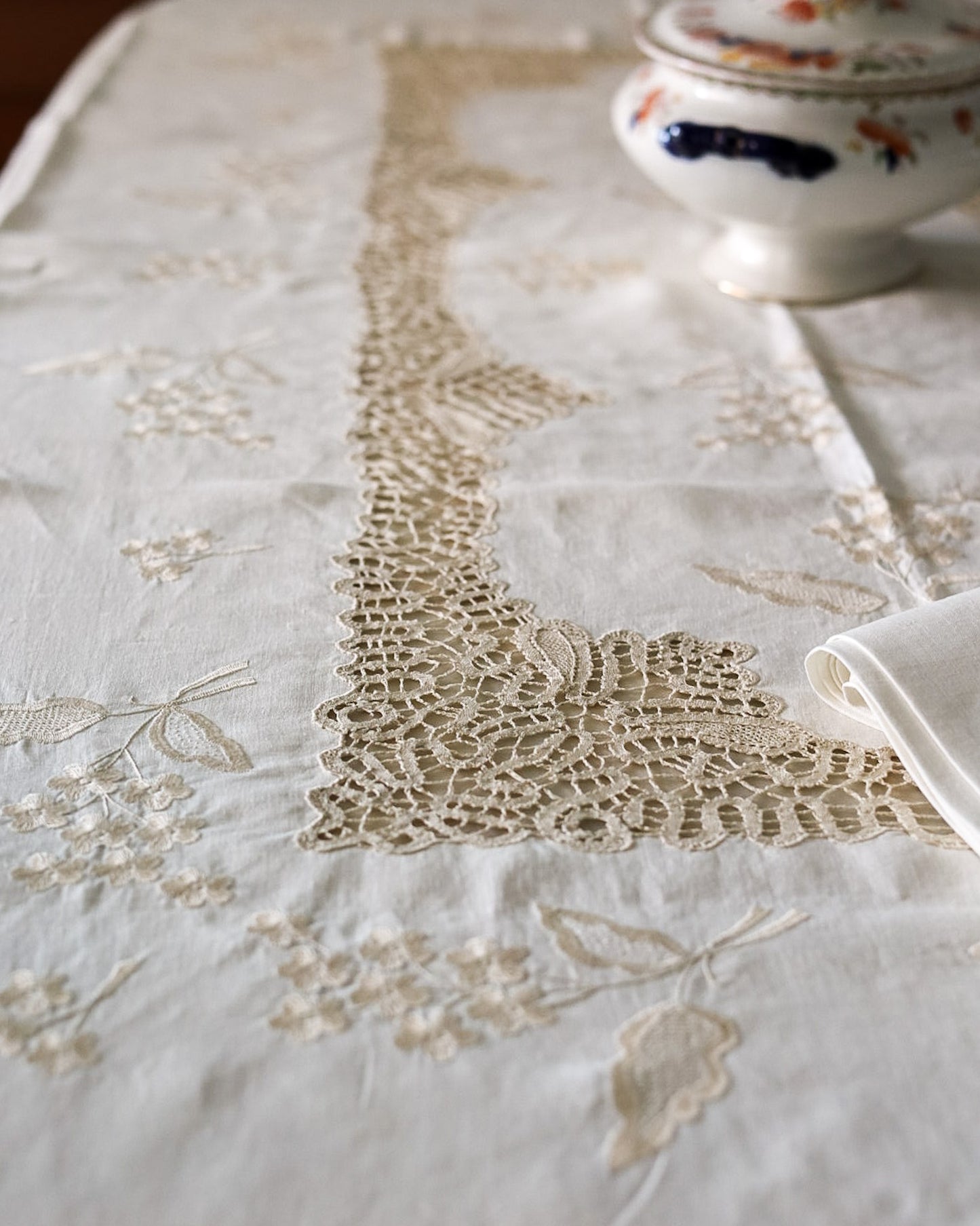 Tovaglia in Lino con Pizzo a Tombolo e Ricamo a Mano — 12 Tovaglioli — cm 260×168