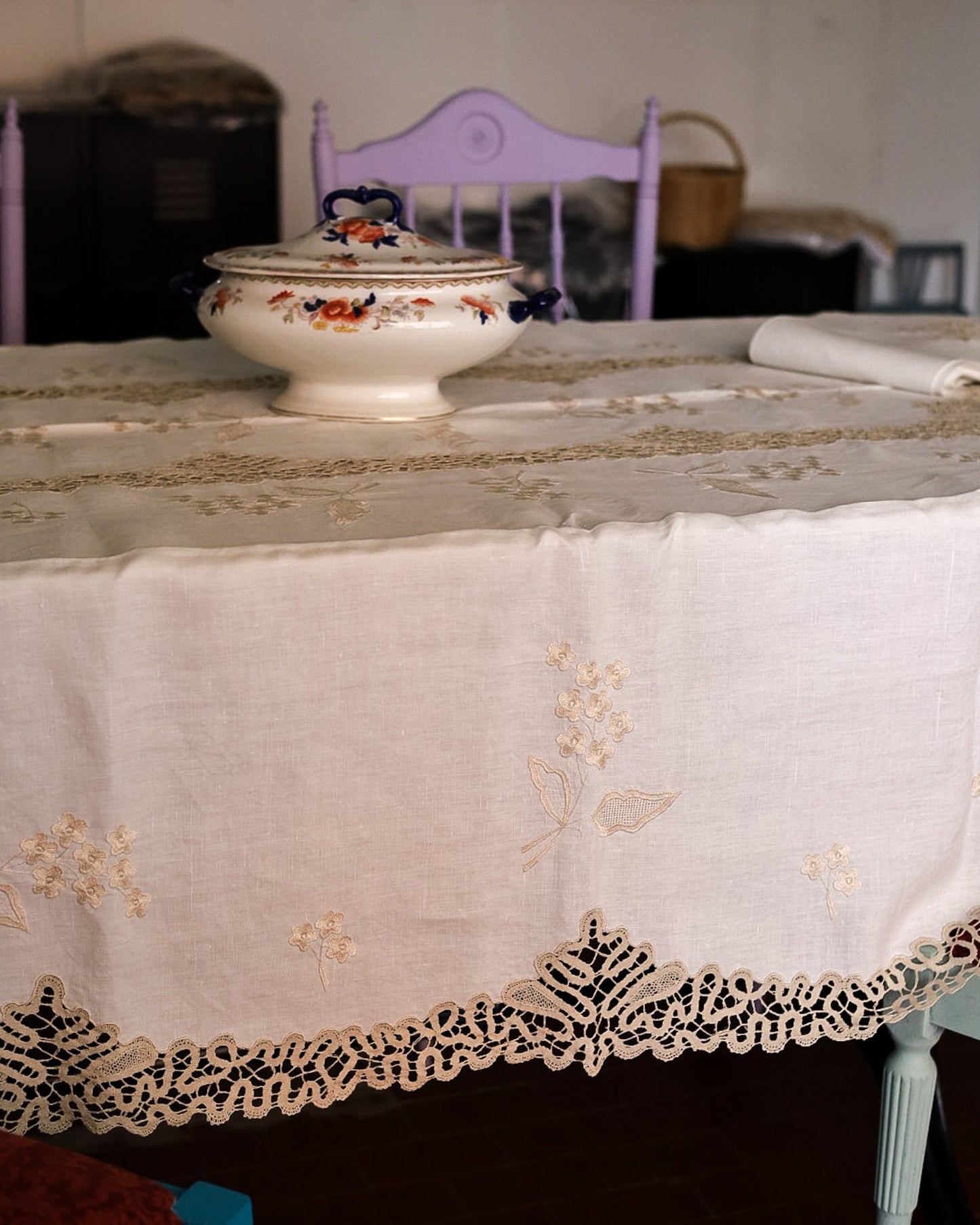Tovaglia in Lino con Pizzo a Tombolo e Ricamo a Mano — 12 Tovaglioli — cm 260×168