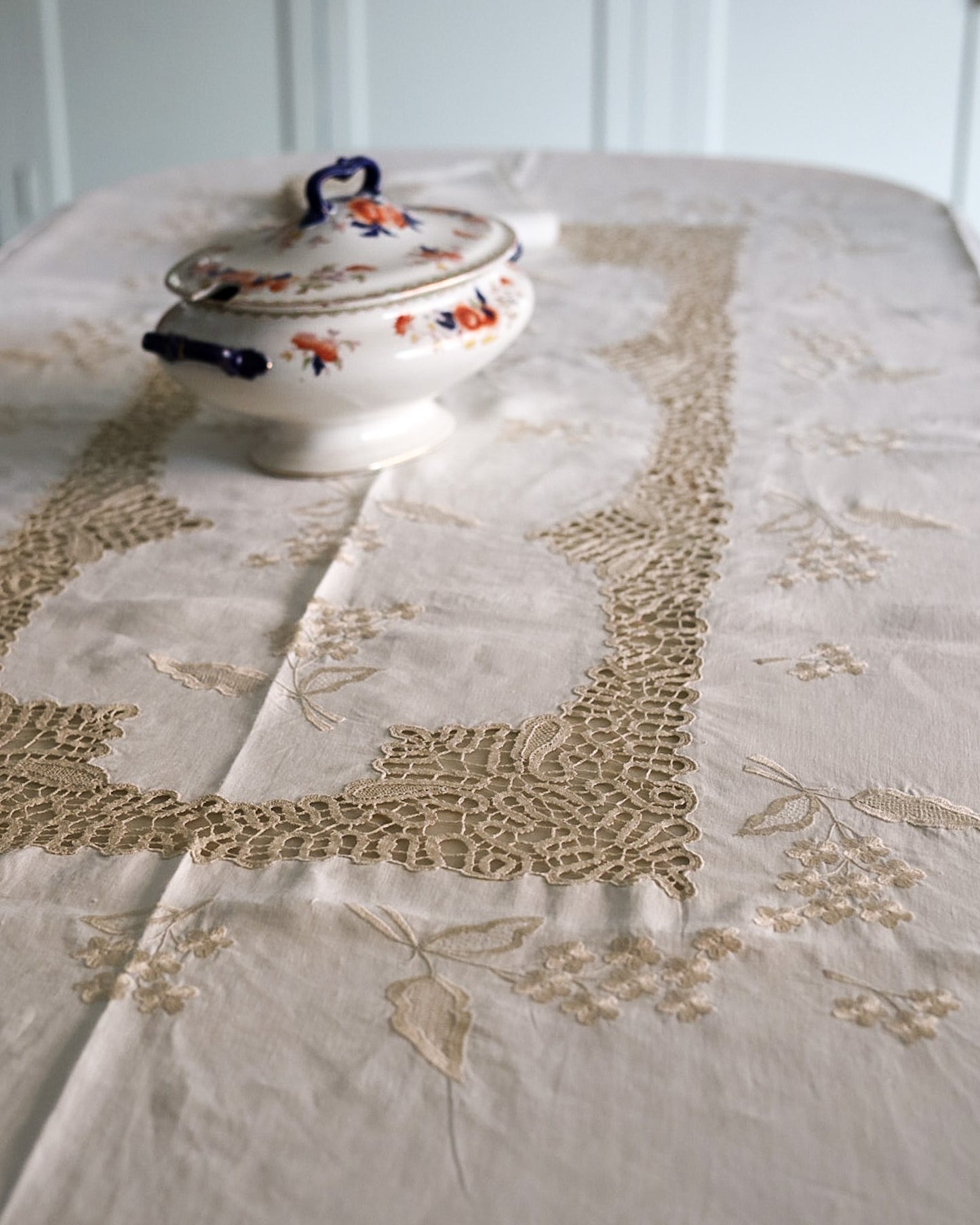 Tovaglia in Lino con Pizzo a Tombolo e Ricamo a Mano — 12 Tovaglioli — cm 260×168