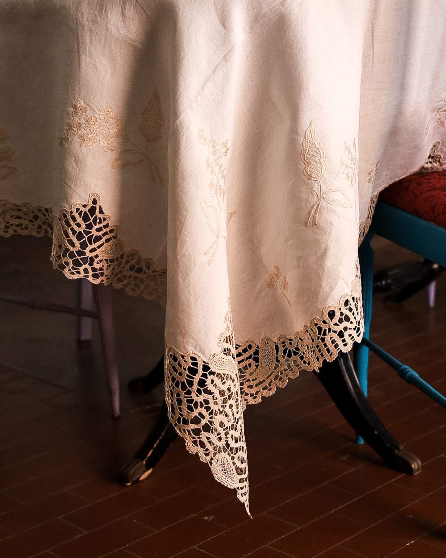Tovaglia in Lino con Pizzo a Tombolo e Ricamo a Mano — 12 Tovaglioli — cm 260×168