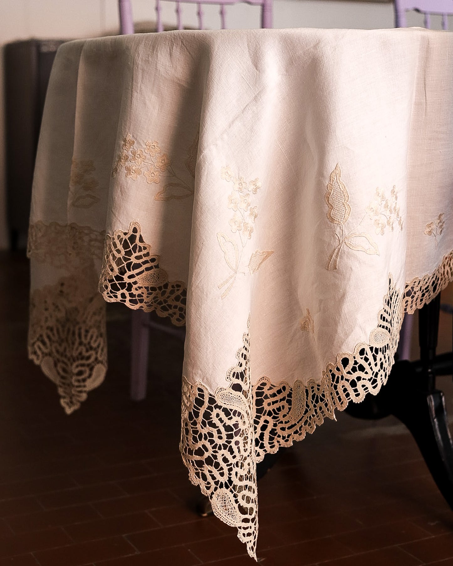 Tovaglia in Lino con Pizzo a Tombolo e Ricamo a Mano — 12 Tovaglioli — cm 260×168