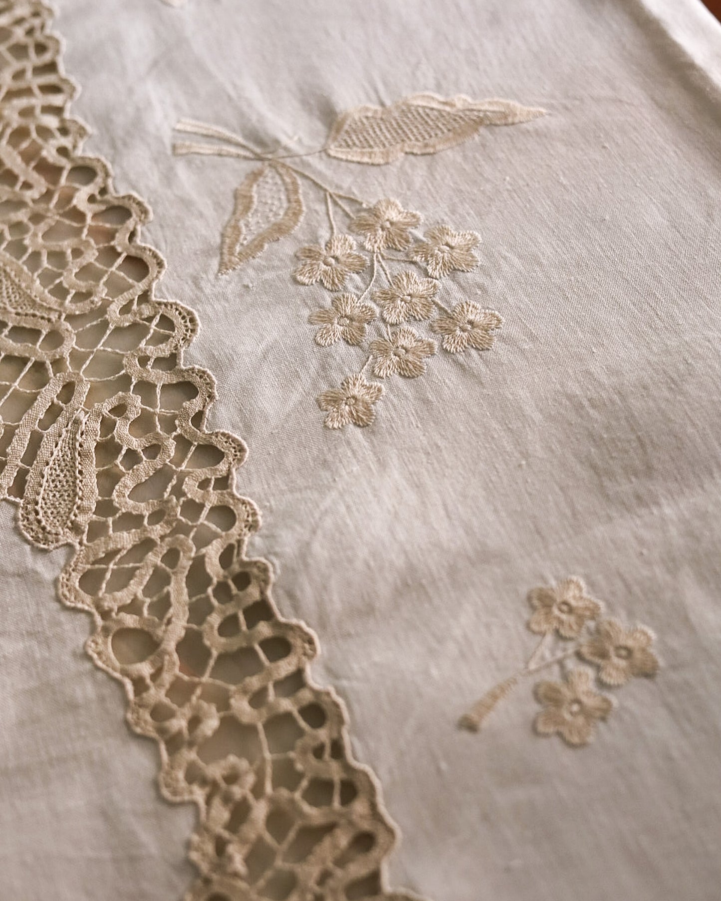Tovaglia in Lino con Pizzo a Tombolo e Ricamo a Mano — 12 Tovaglioli — cm 260×168