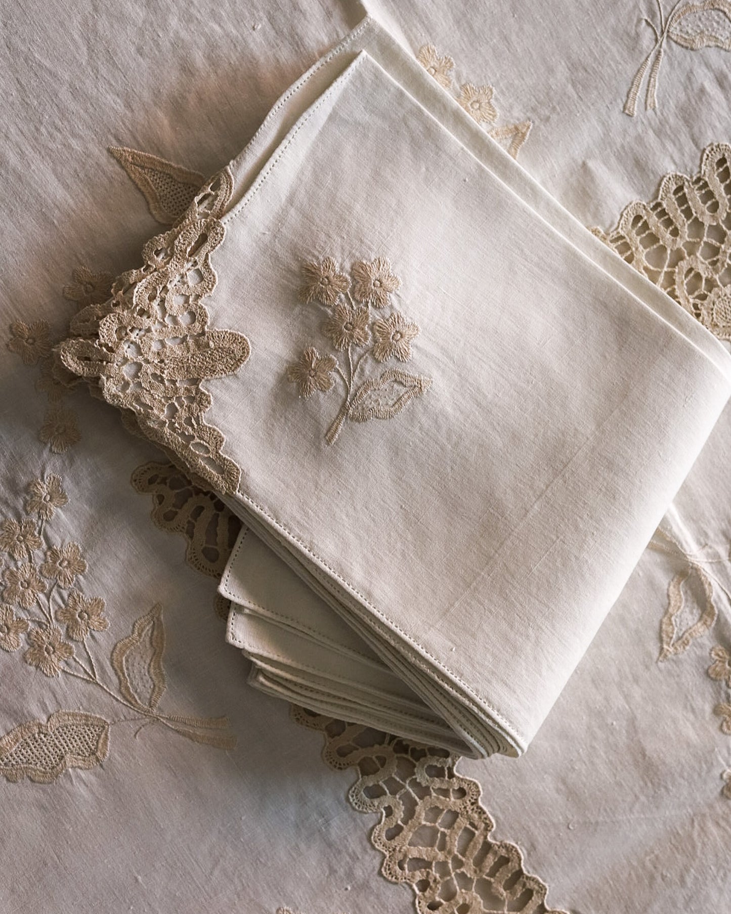 Tovaglia in Lino con Pizzo a Tombolo e Ricamo a Mano — 12 Tovaglioli — cm 260×168