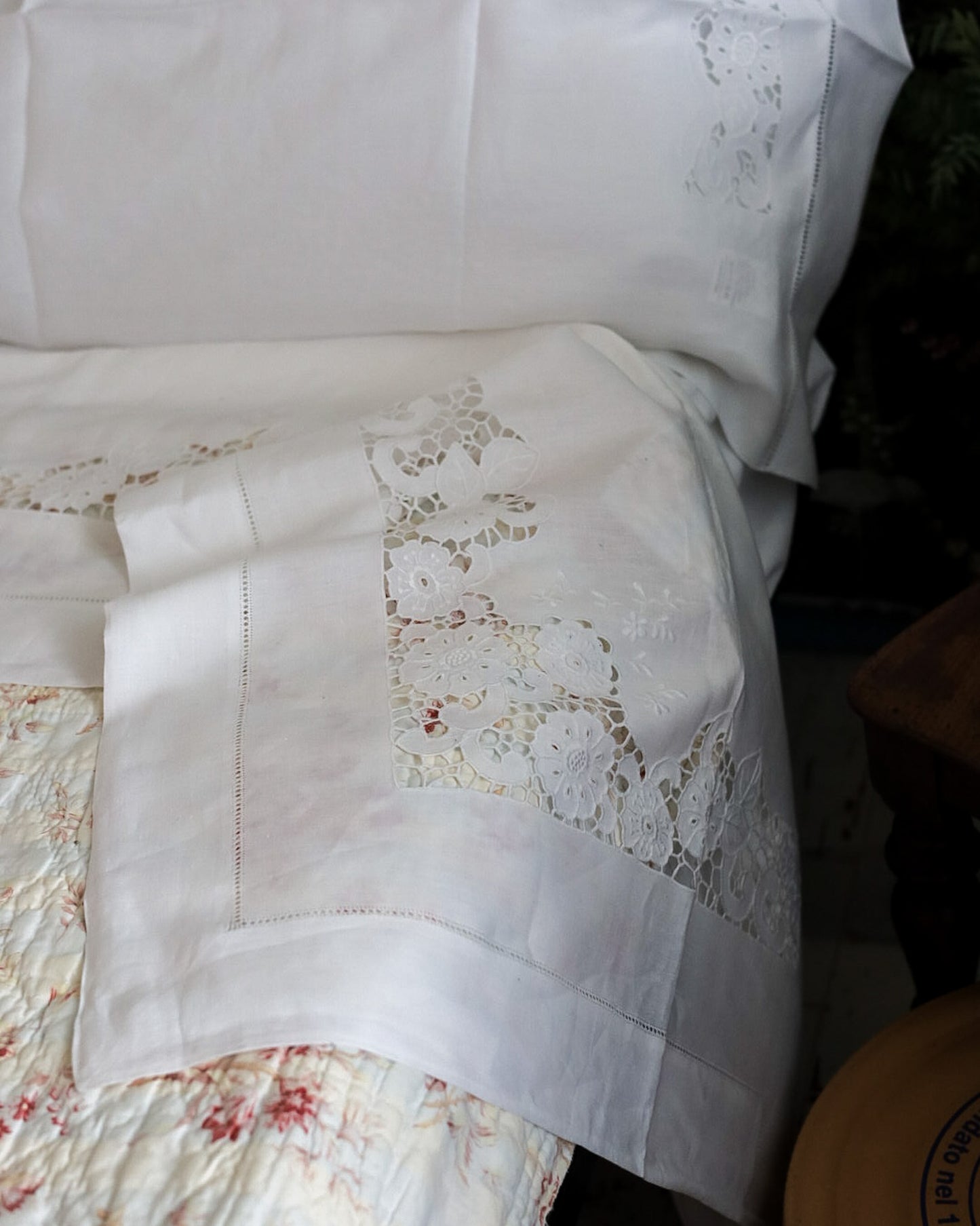 Lenzuolo Matrimoniale con Due Federe in Lino d'Olanda — Ricamo ad Intaglio a Mano e Gigliuccio