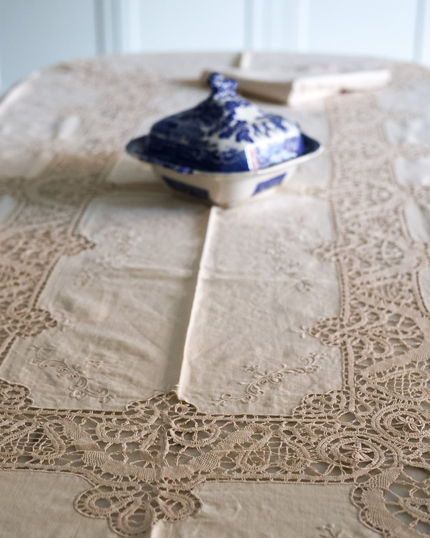 Tovaglia in Lino con Pizzo a Tombolo — 12 Tovaglioli — cm 256×168