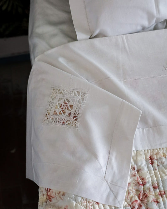 Lenzuolo Matrimoniale con Due Federe in Lino-Cotone — Ricamo ad Ago Bianco su Bianco e Punto in Aria