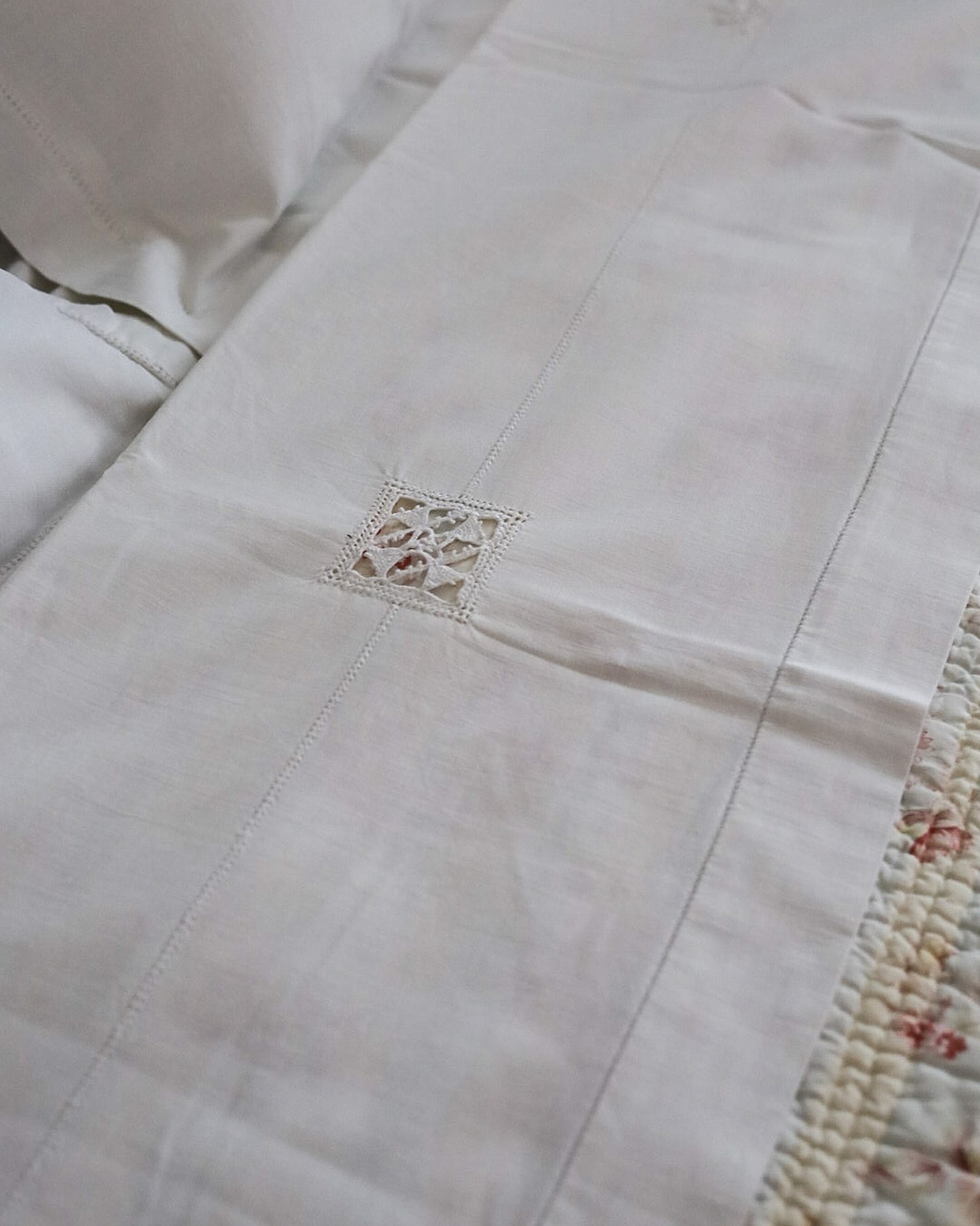 Lenzuolo Matrimoniale con Due Federe in Lino-Cotone — Ricamo ad Ago Bianco su Bianco e Punto in Aria