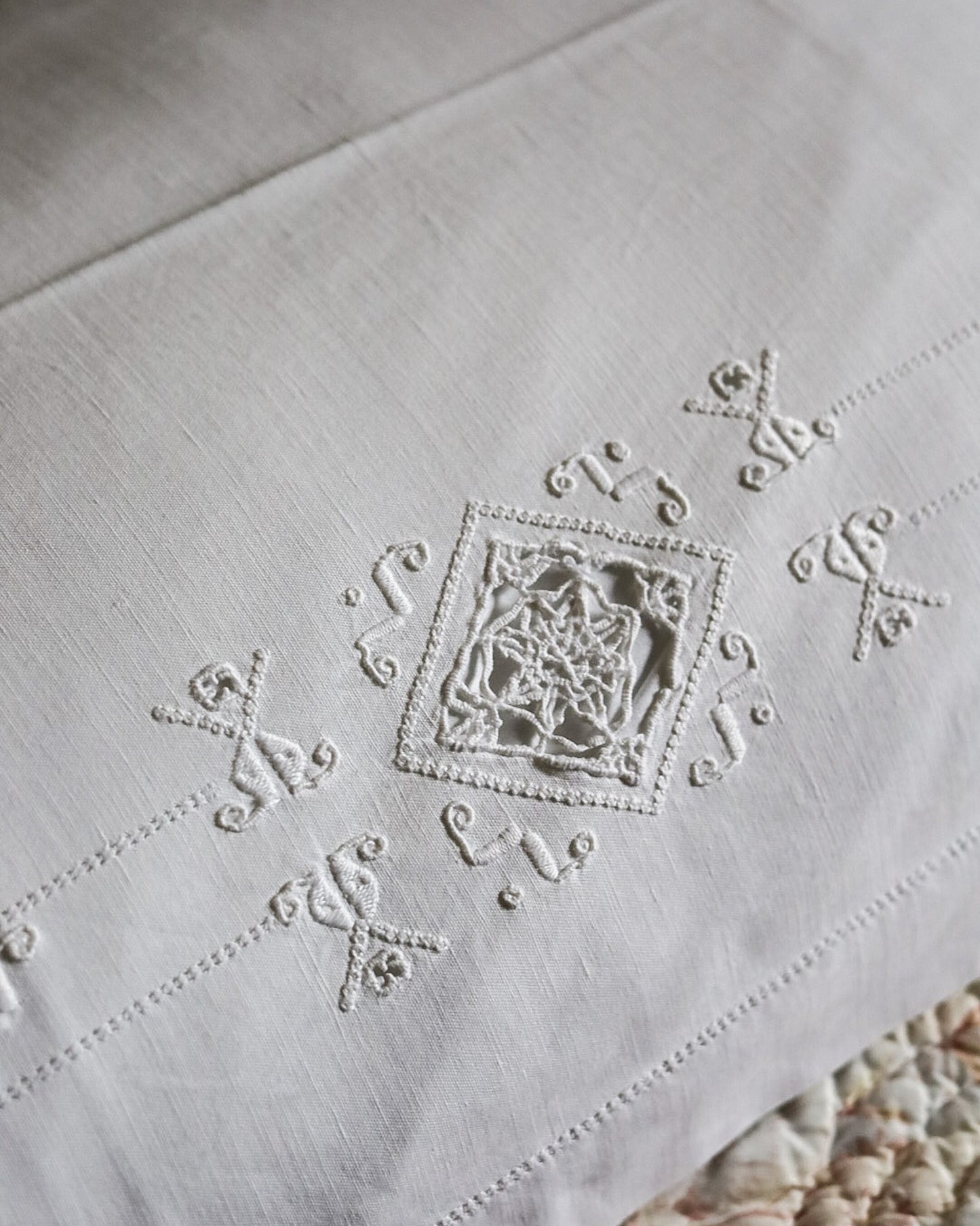 Lenzuolo Matrimoniale con Due Federe in Lino-Cotone — Ricamo ad Ago Bianco su Bianco e Punto in Aria