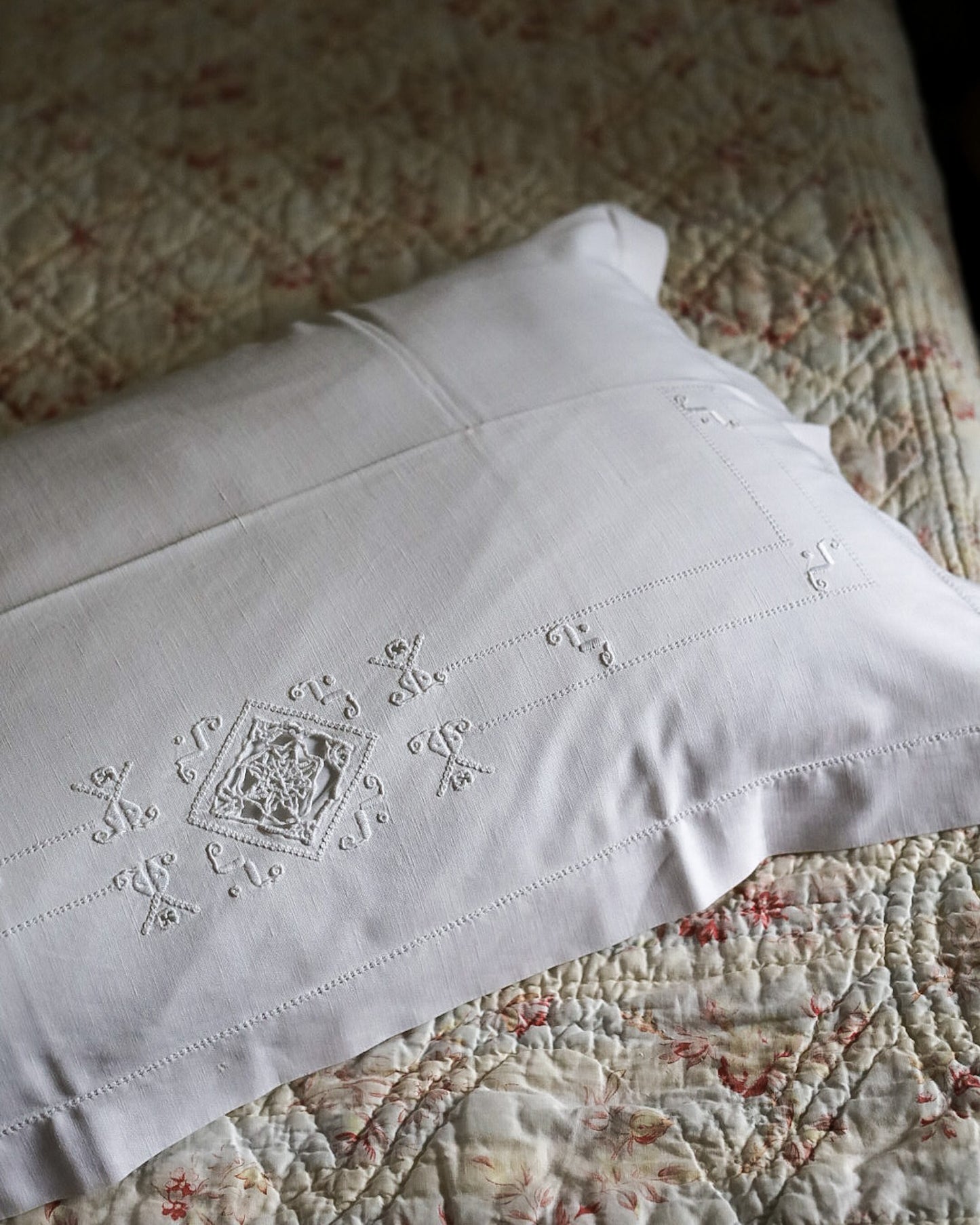 Lenzuolo Matrimoniale con Due Federe in Lino-Cotone — Ricamo ad Ago Bianco su Bianco e Punto in Aria