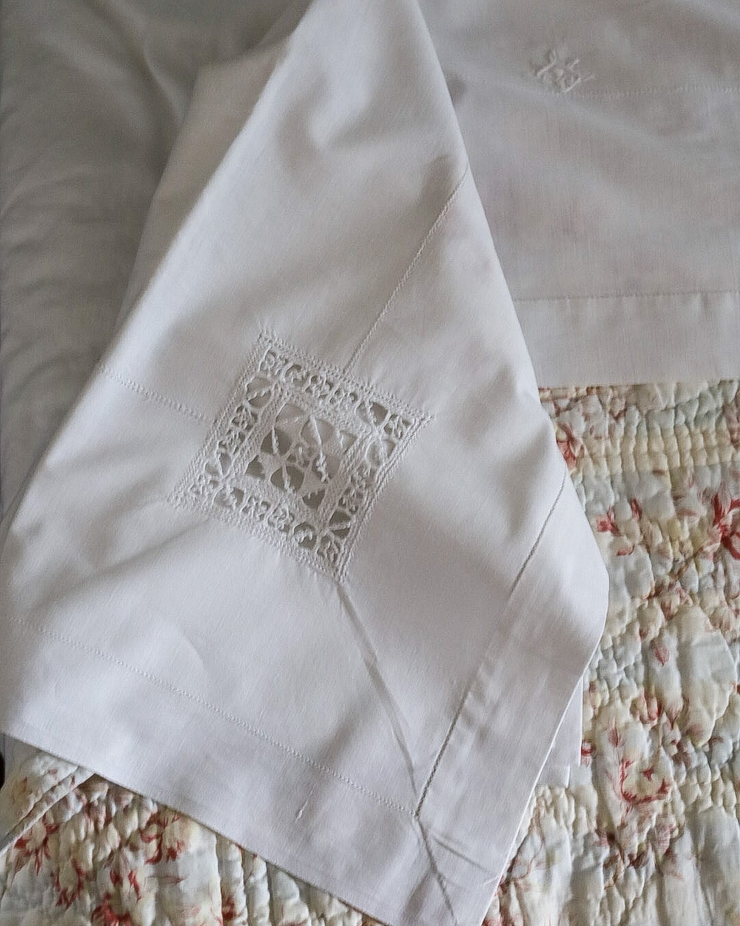 Lenzuolo Matrimoniale con Due Federe in Lino-Cotone — Ricamo ad Ago Bianco su Bianco e Punto in Aria