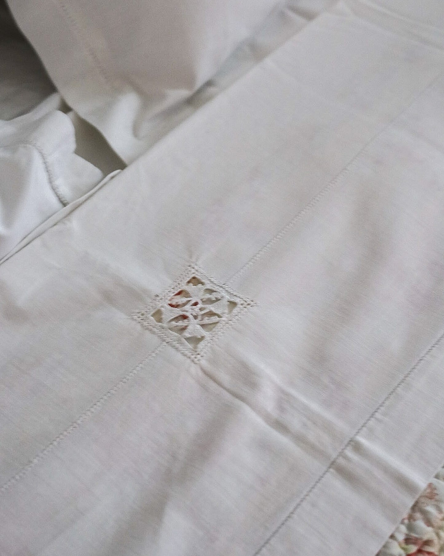 Lenzuolo Matrimoniale con Due Federe in Lino-Cotone — Ricamo ad Ago Bianco su Bianco e Punto in Aria