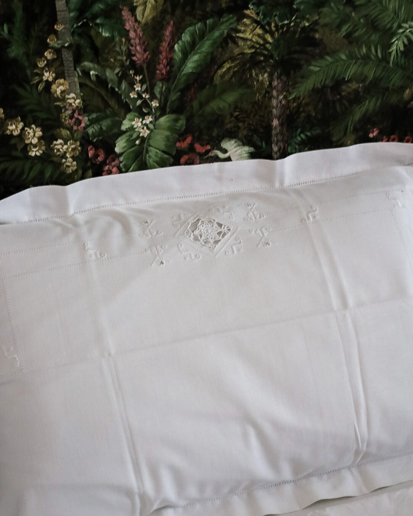 Lenzuolo Matrimoniale con Due Federe in Lino-Cotone — Ricamo ad Ago Bianco su Bianco e Punto in Aria