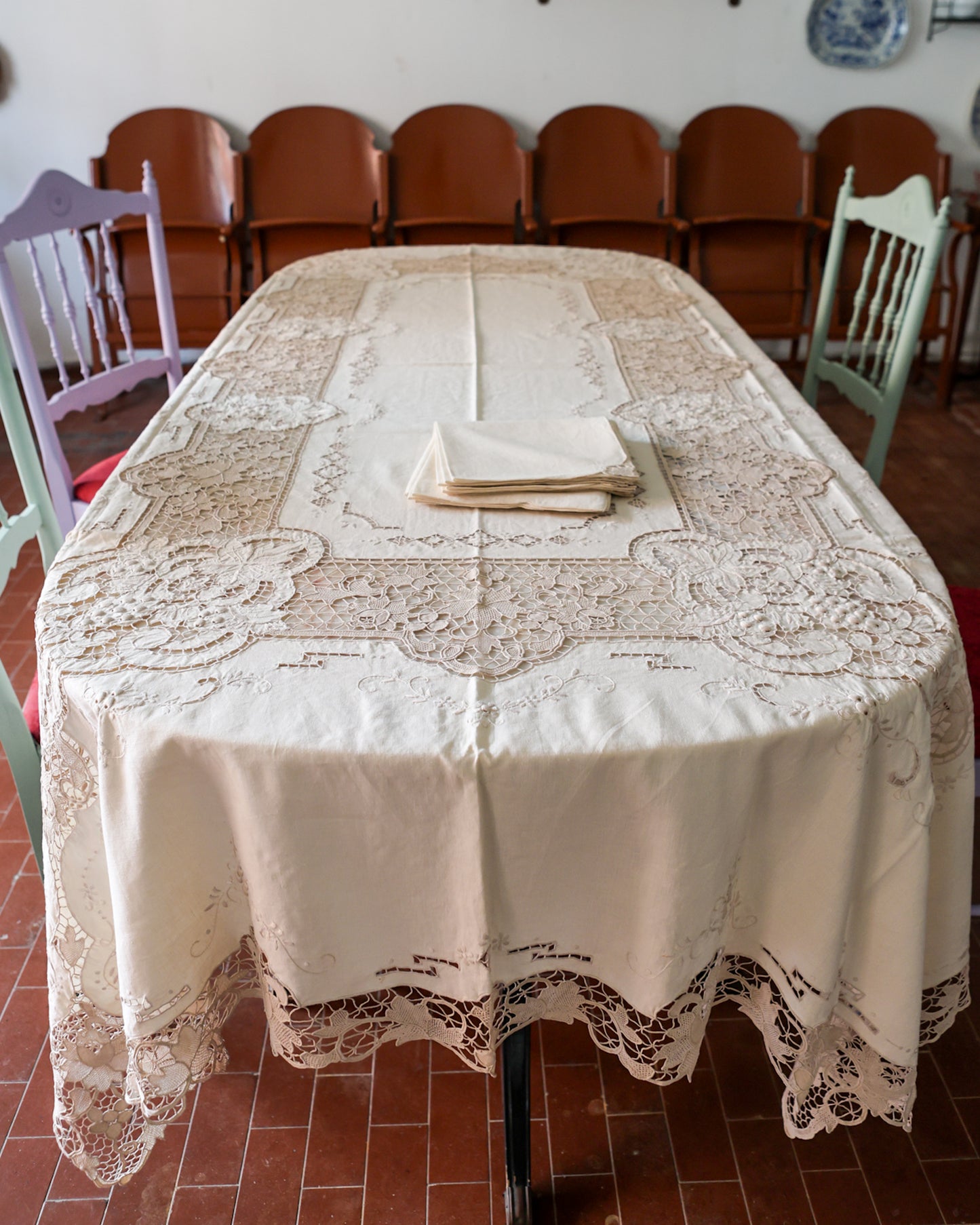 Tovaglia in lino avorio con pizzo burano e grappoli d'uva