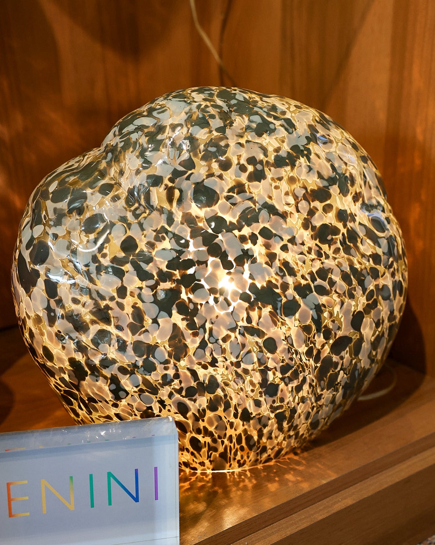 Lampada Venini con luce regolabile forma sasso disegnata da Mimmo Rotella