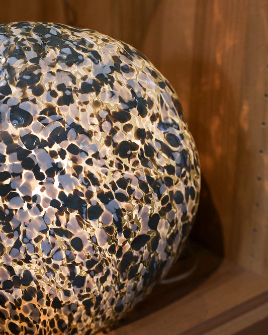 Lampada Venini con luce regolabile forma sasso disegnata da Mimmo Rotella