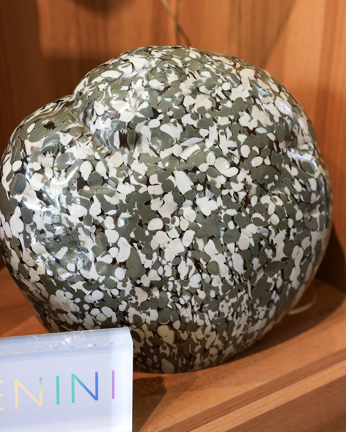 Lampada Venini con luce regolabile forma sasso disegnata da Mimmo Rotella