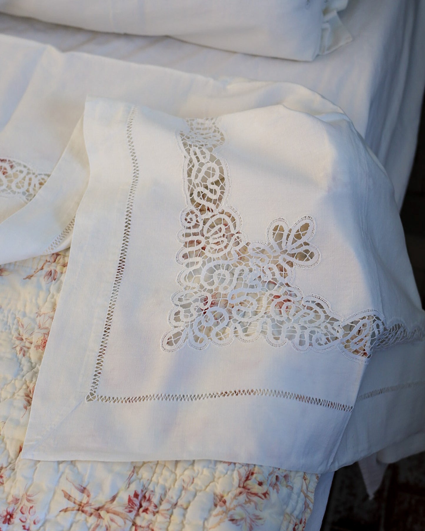 Lenzuolo matrimoniale in lino con pizzo a tombolo