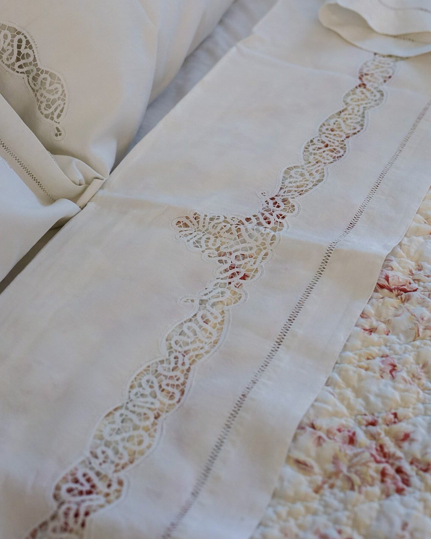 Lenzuolo matrimoniale in lino con pizzo a tombolo
