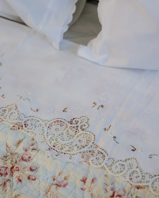 Lenzuolo matrimoniale in lino con pizzo burano sul bordo