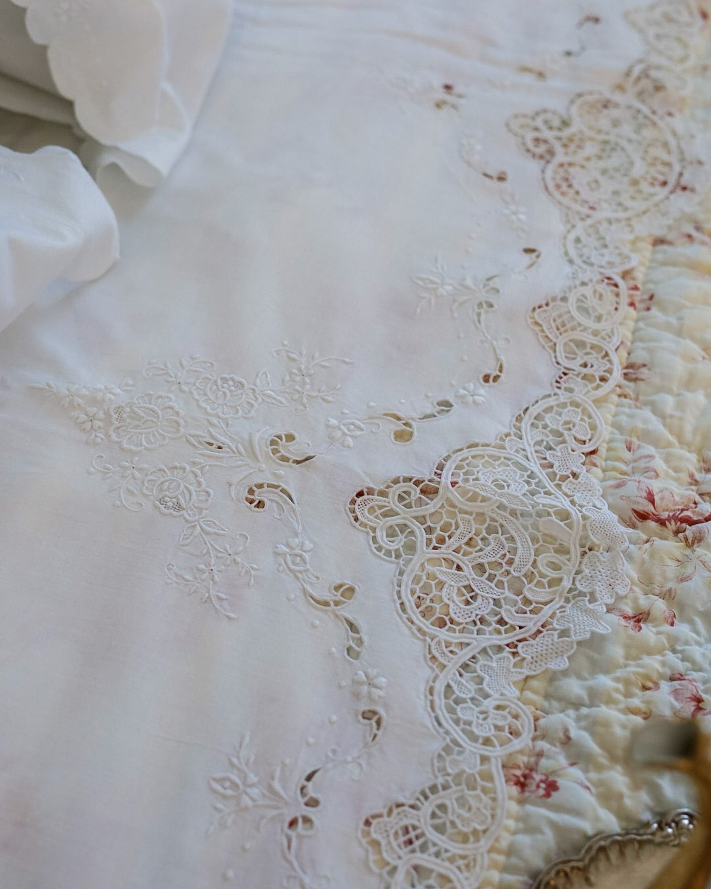 Lenzuolo matrimoniale in lino con pizzo burano sul bordo