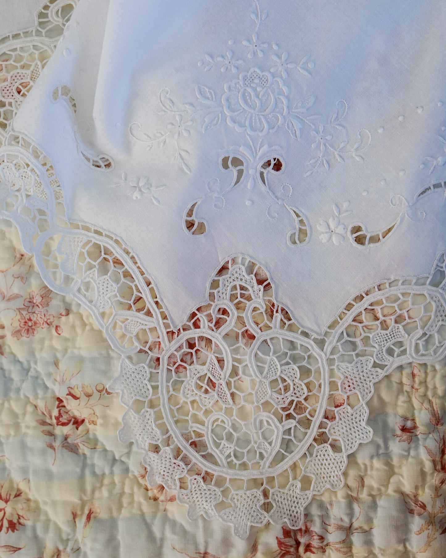 Lenzuolo matrimoniale in lino con pizzo burano sul bordo