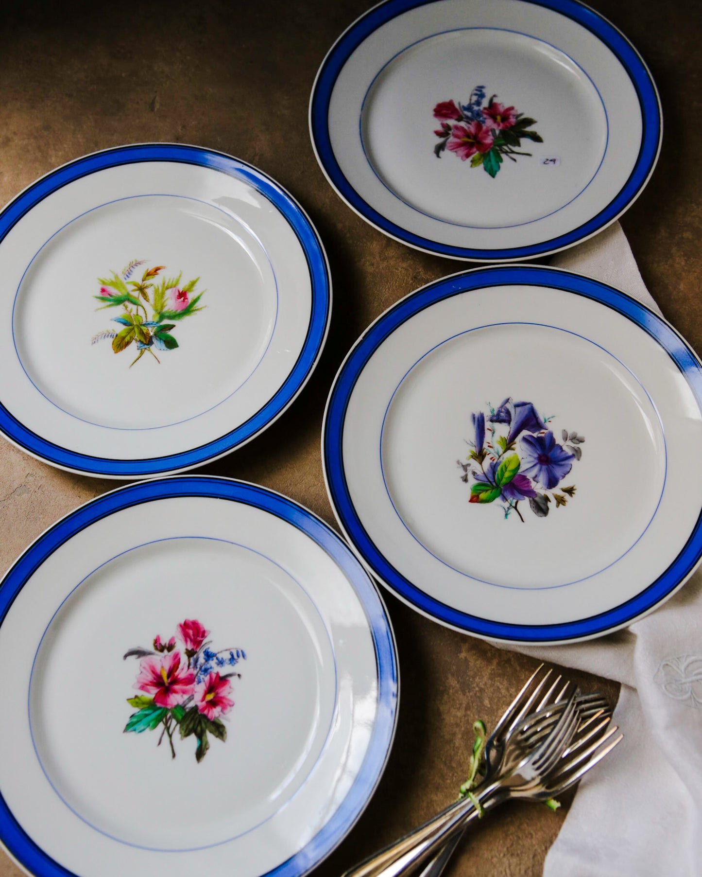 Set piatti dolce con fiori dipinti a mano
