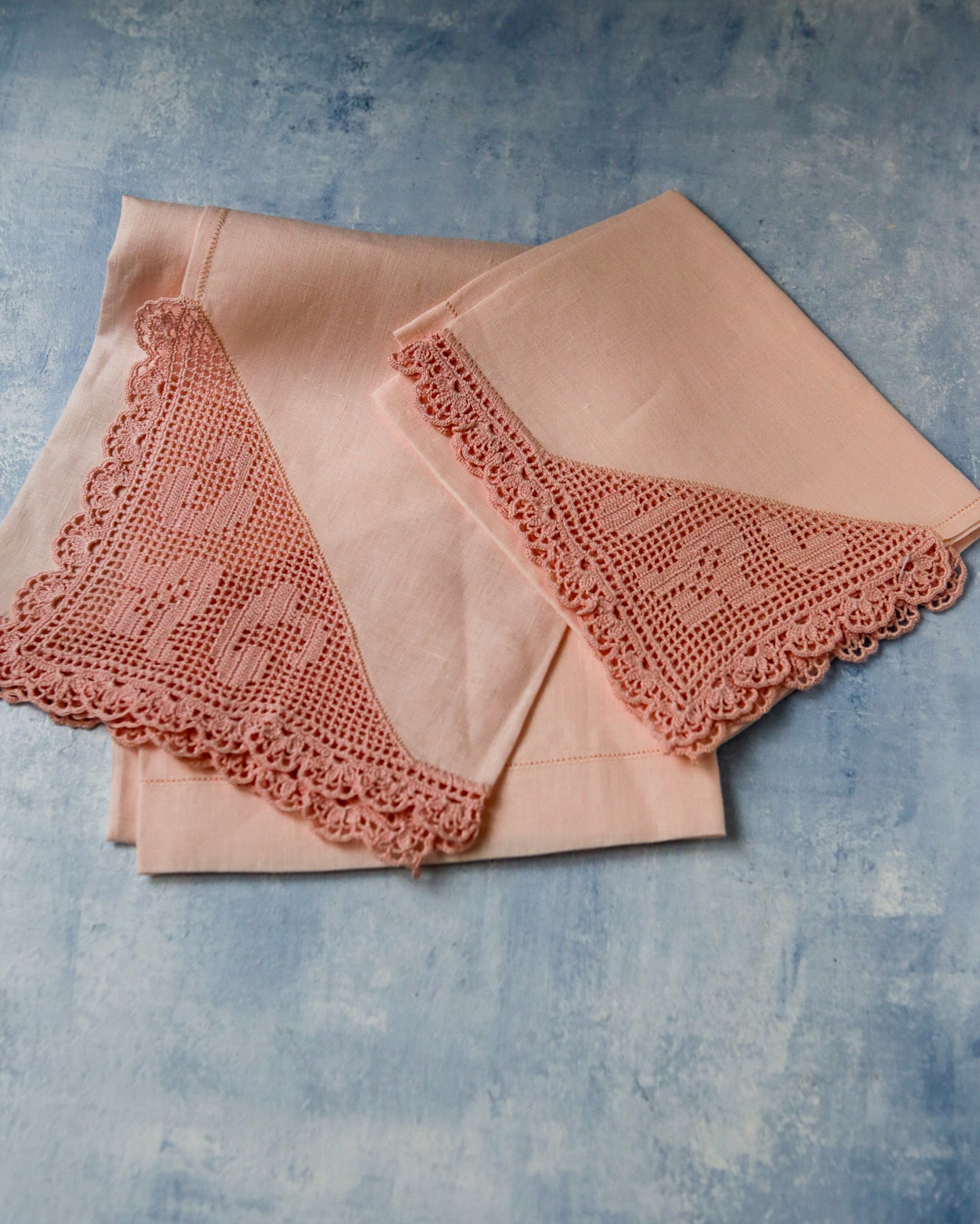 Coppia asciugamani in lino rosa con bordo uncinetto