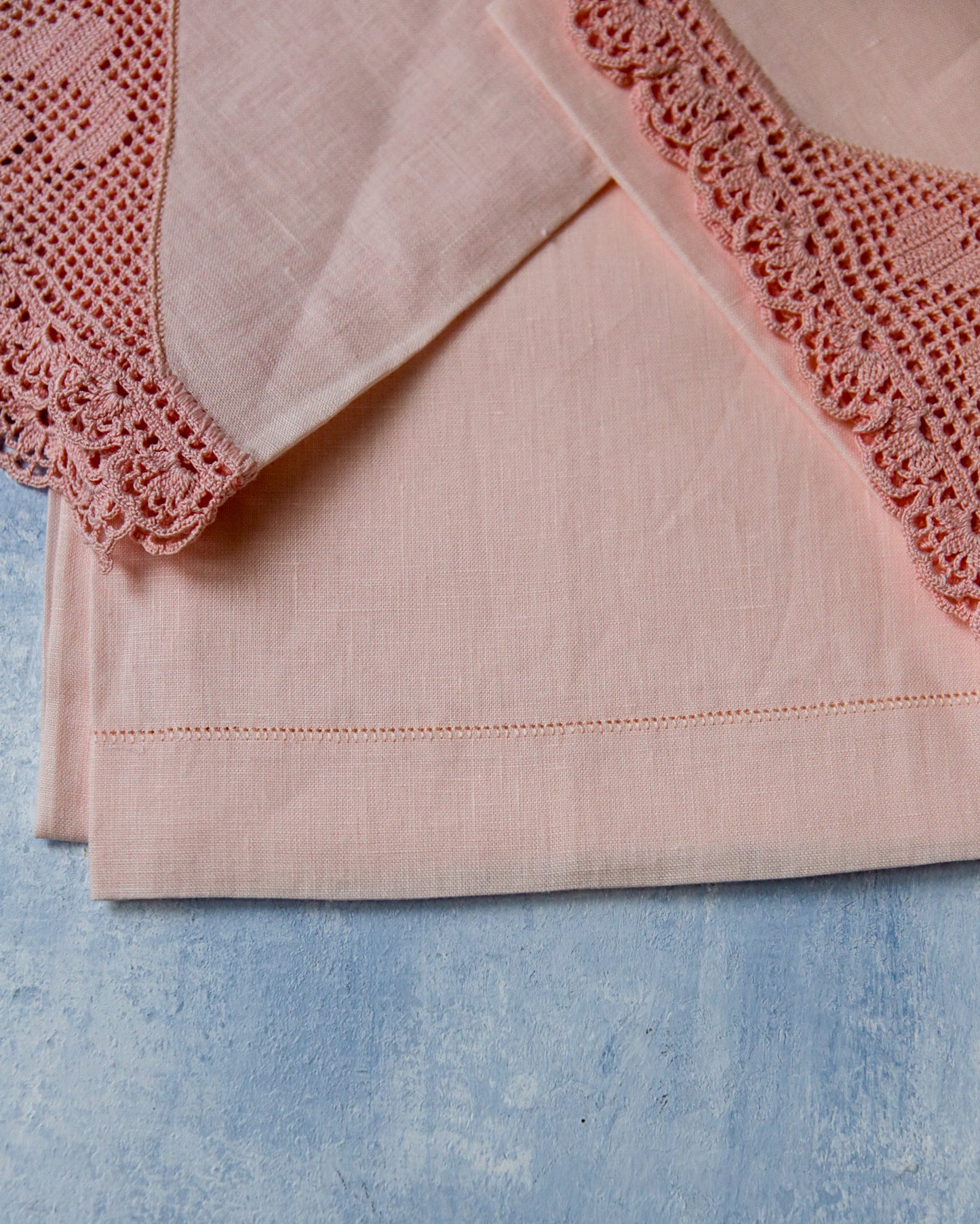 Coppia asciugamani in lino rosa con bordo uncinetto