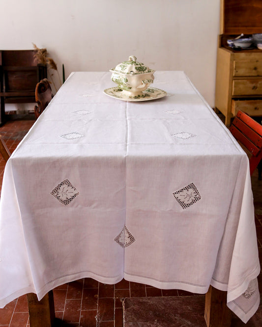 Tovaglia bianca in lino con 12 tovaglioli con inserti ad uncinetto