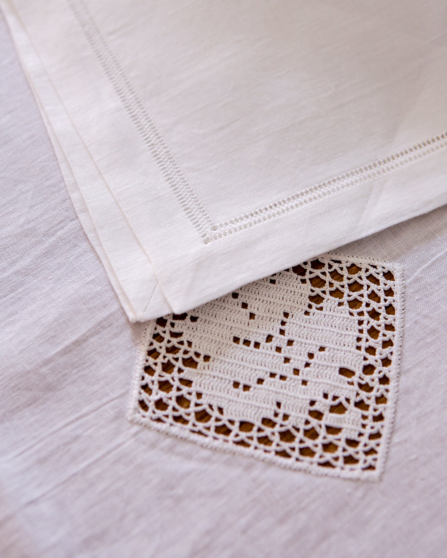 Tovaglia bianca in lino con 12 tovaglioli con inserti ad uncinetto