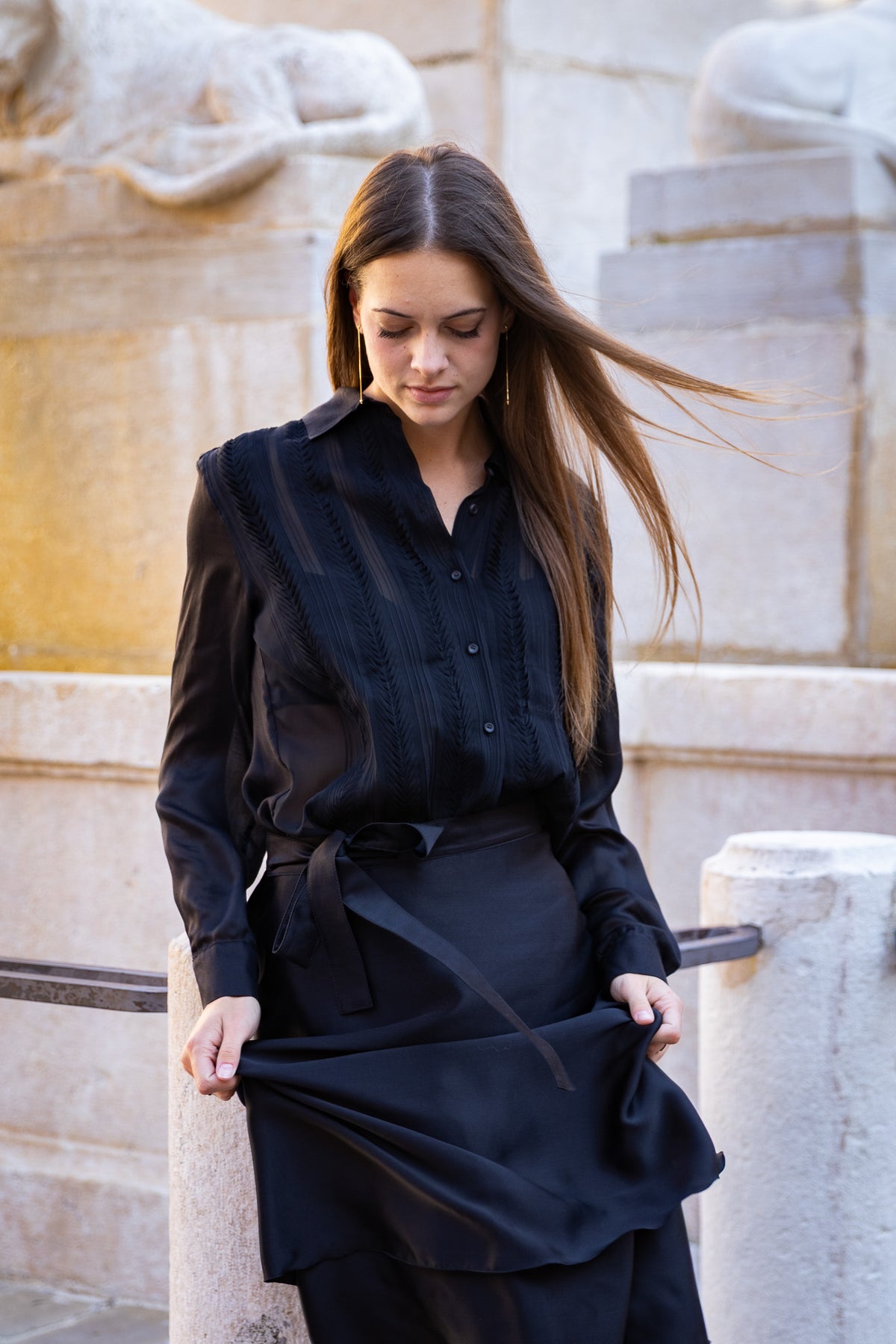 ROSA 32.32 — Camicia in seta con pannelli plissettati a ricamo origami — Laboratorio delle Marche, Made in Italy