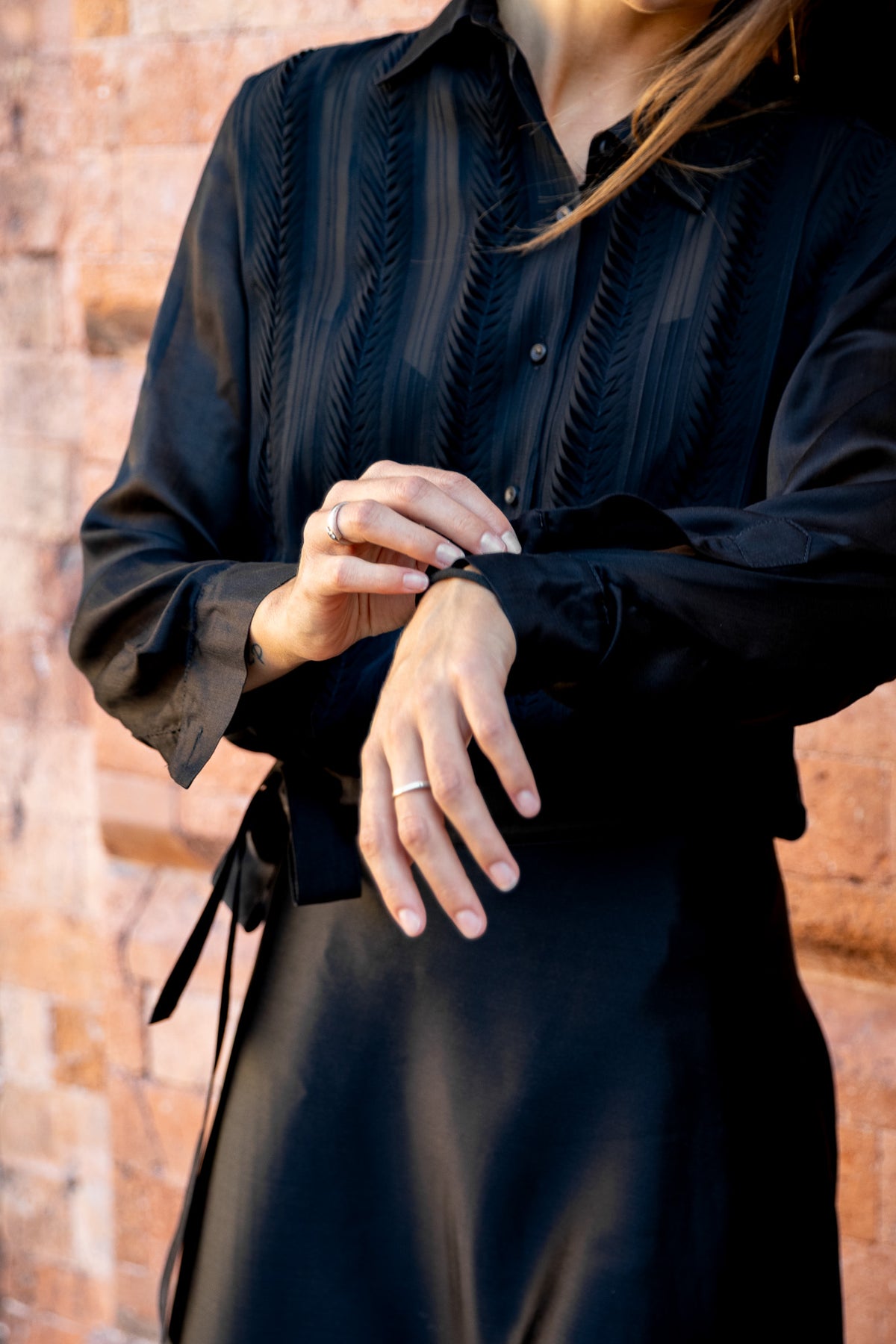 ROSA 32.32 — Camicia in seta con pannelli plissettati a ricamo origami — Laboratorio delle Marche, Made in Italy