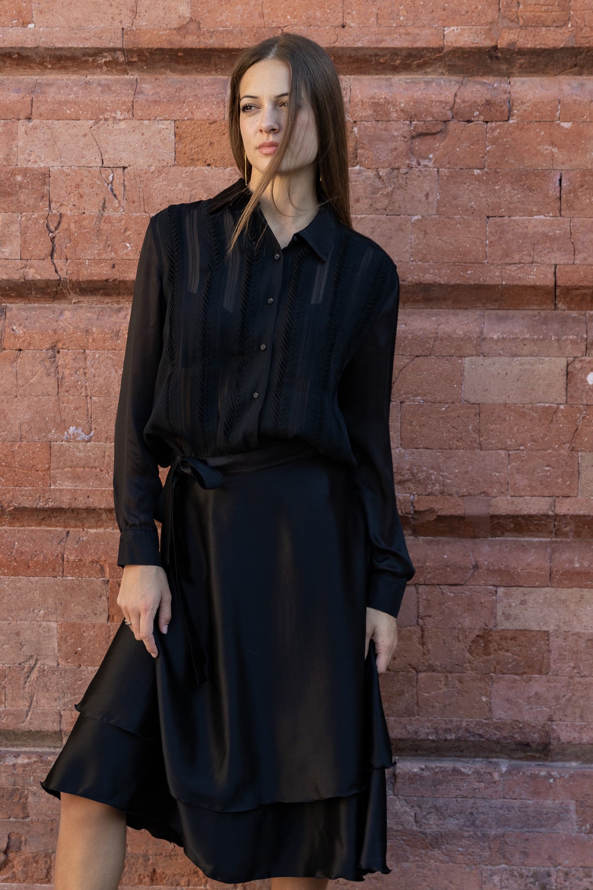 ROSA 32.32 — Camicia in seta con pannelli plissettati a ricamo origami — Laboratorio delle Marche, Made in Italy