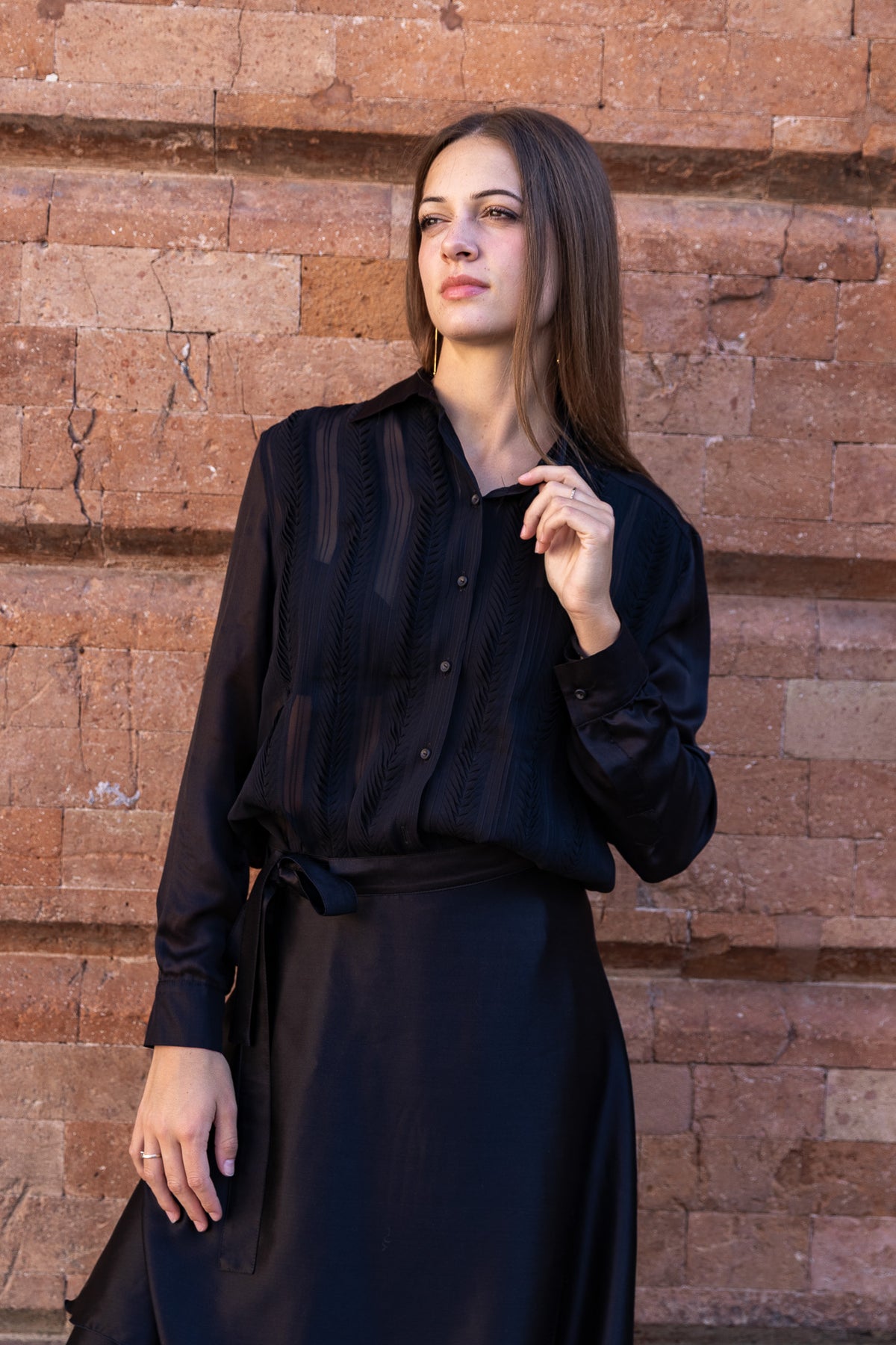 ROSA 32.32 — Camicia in seta con pannelli plissettati a ricamo origami — Laboratorio delle Marche, Made in Italy