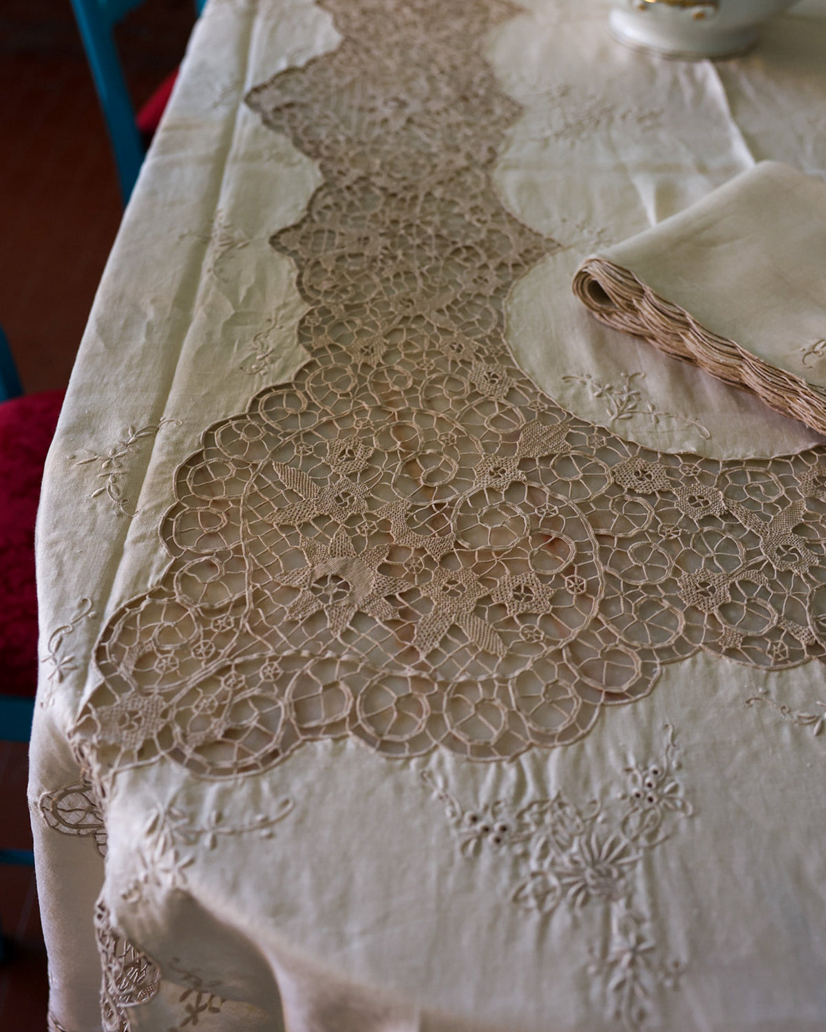 Tovaglia in Puro Lino con Pizzo di Burano e Ricami a Mano – Set con 12 Tovaglioli