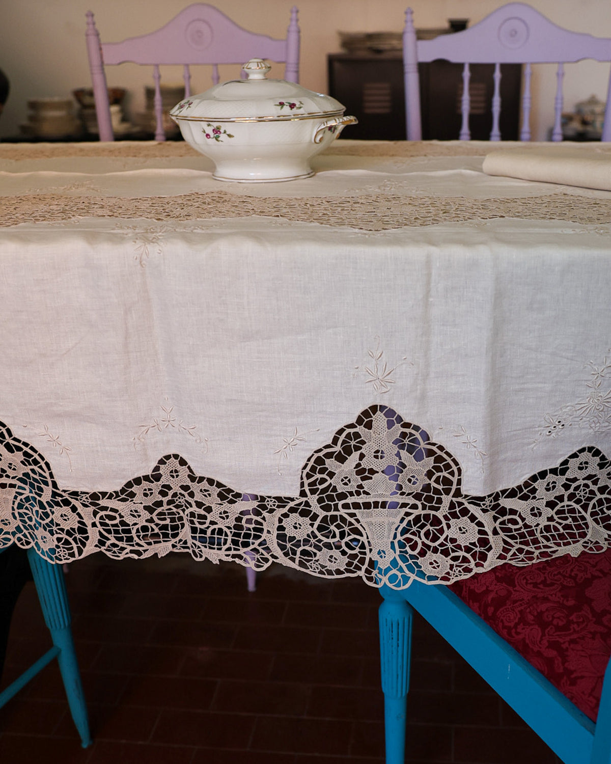 Tovaglia in Puro Lino con Pizzo di Burano e Ricami a Mano – Set con 12 Tovaglioli