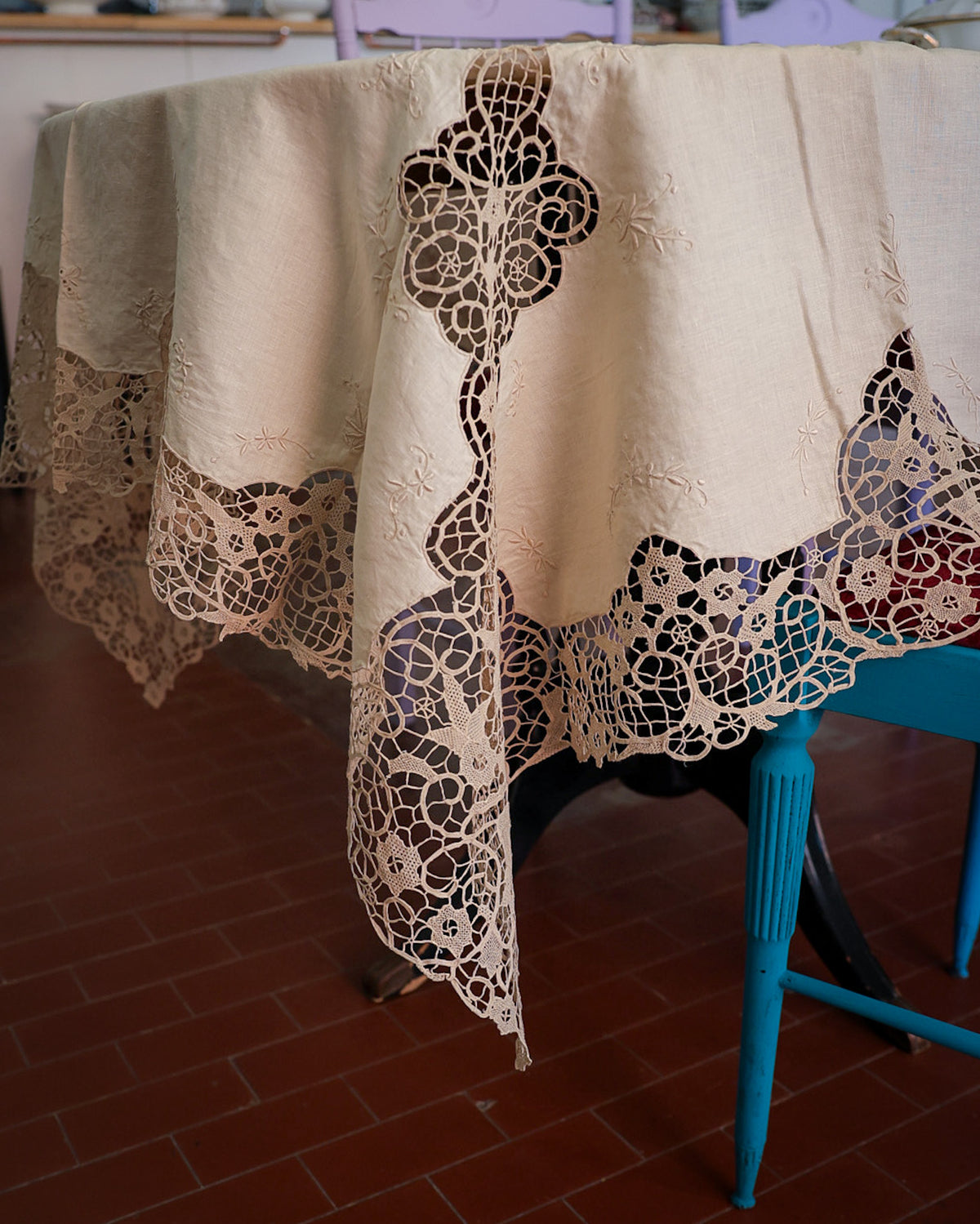 Tovaglia in Puro Lino con Pizzo di Burano e Ricami a Mano – Set con 12 Tovaglioli