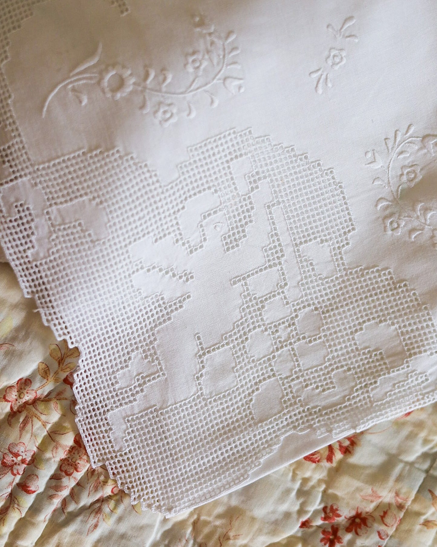 Lenzuolo matrimoniale in misto lino cotone con coppia di angeli sfilato siciliano