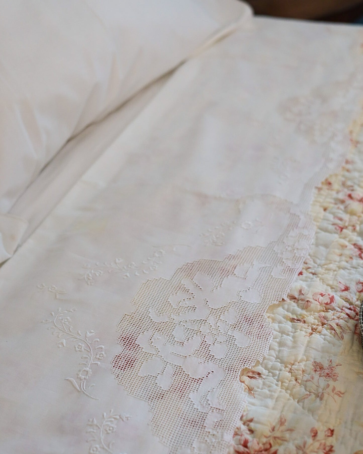 Lenzuolo matrimoniale in misto lino cotone con coppia di angeli sfilato siciliano