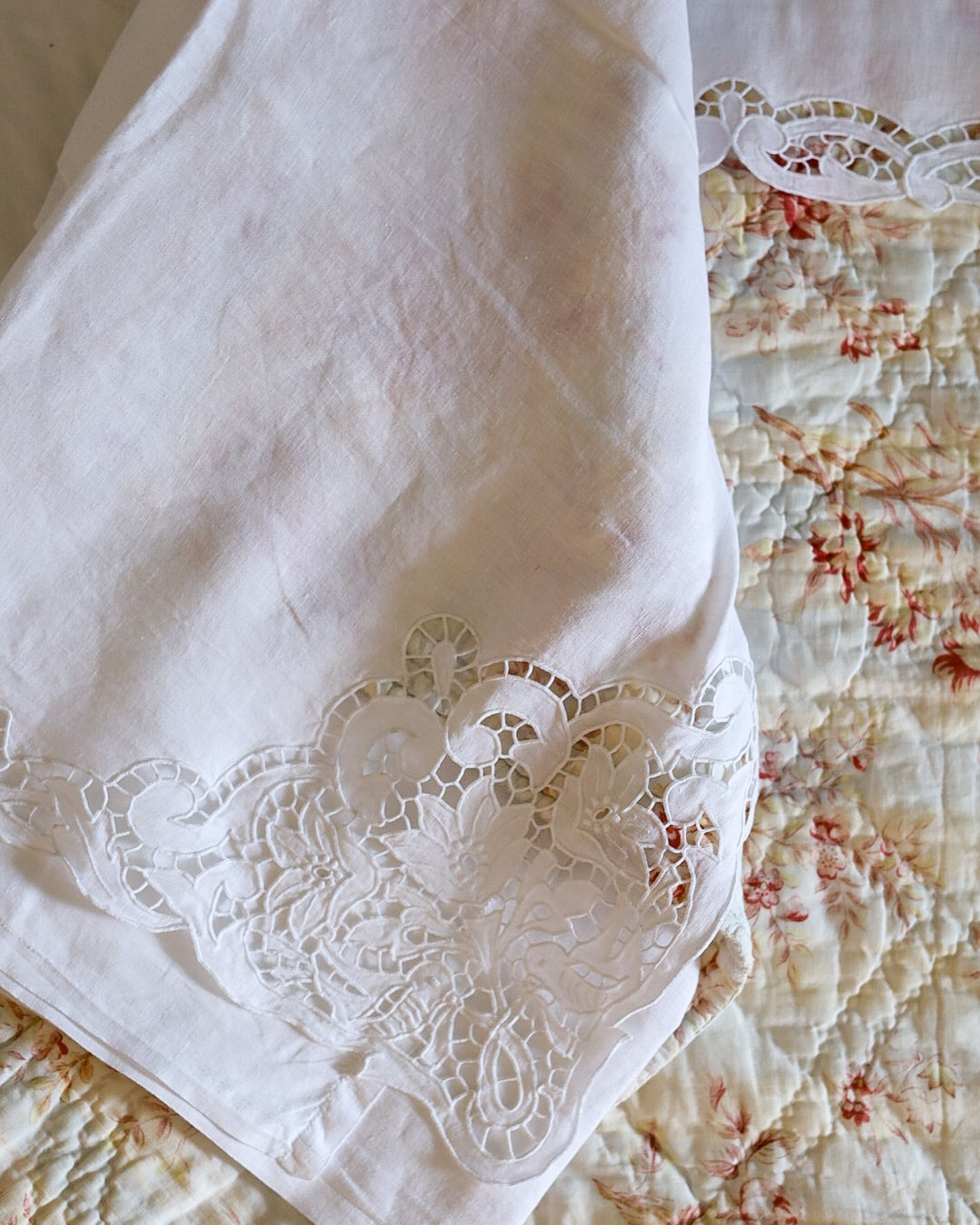 Lenzuolo matrimoniale in  lino con intaglio stile liberty
