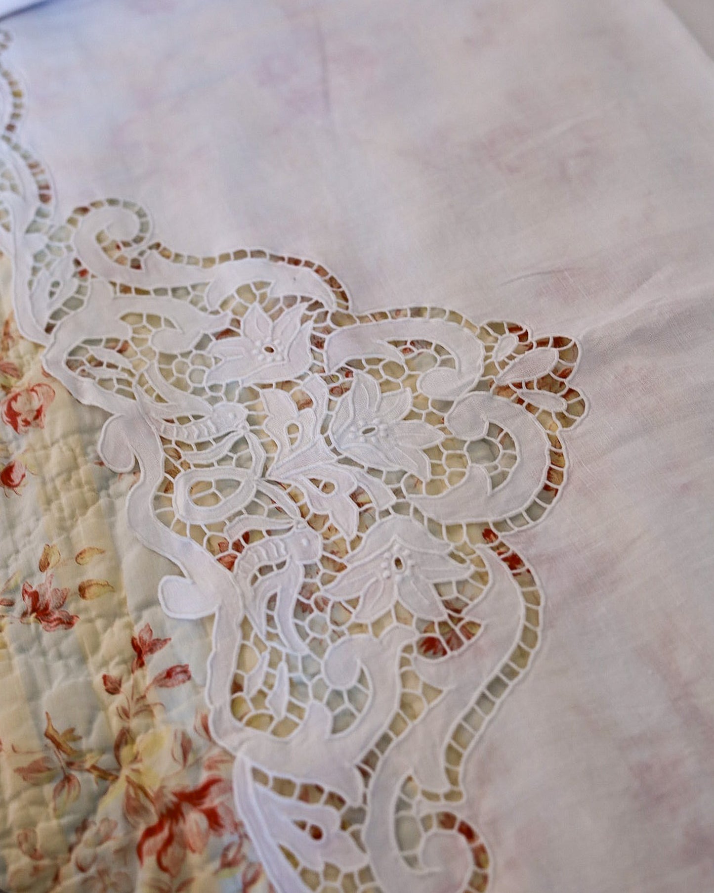 Lenzuolo matrimoniale in  lino con intaglio stile liberty