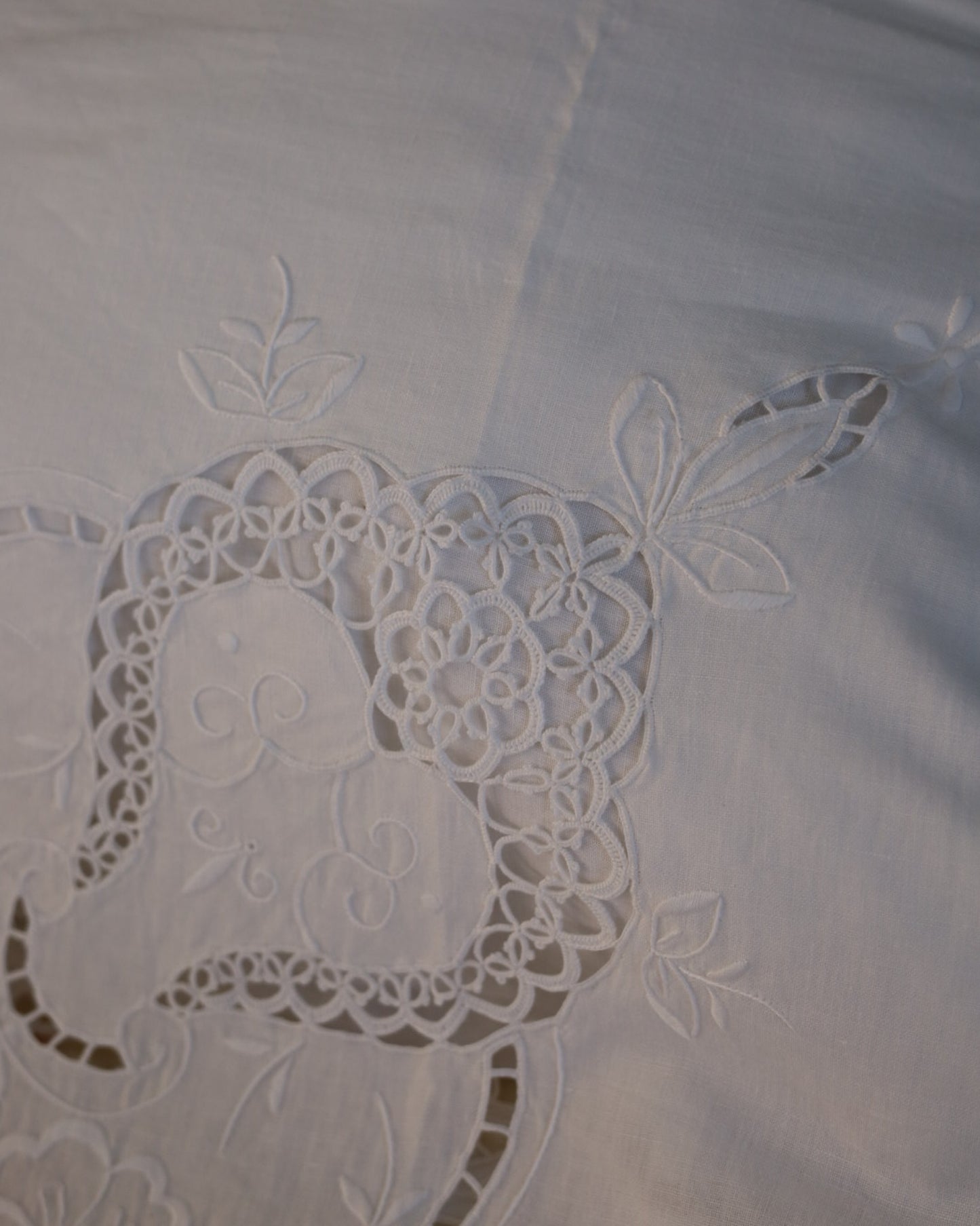 copriletto in lino bianco  con pizzo chiacchierino
