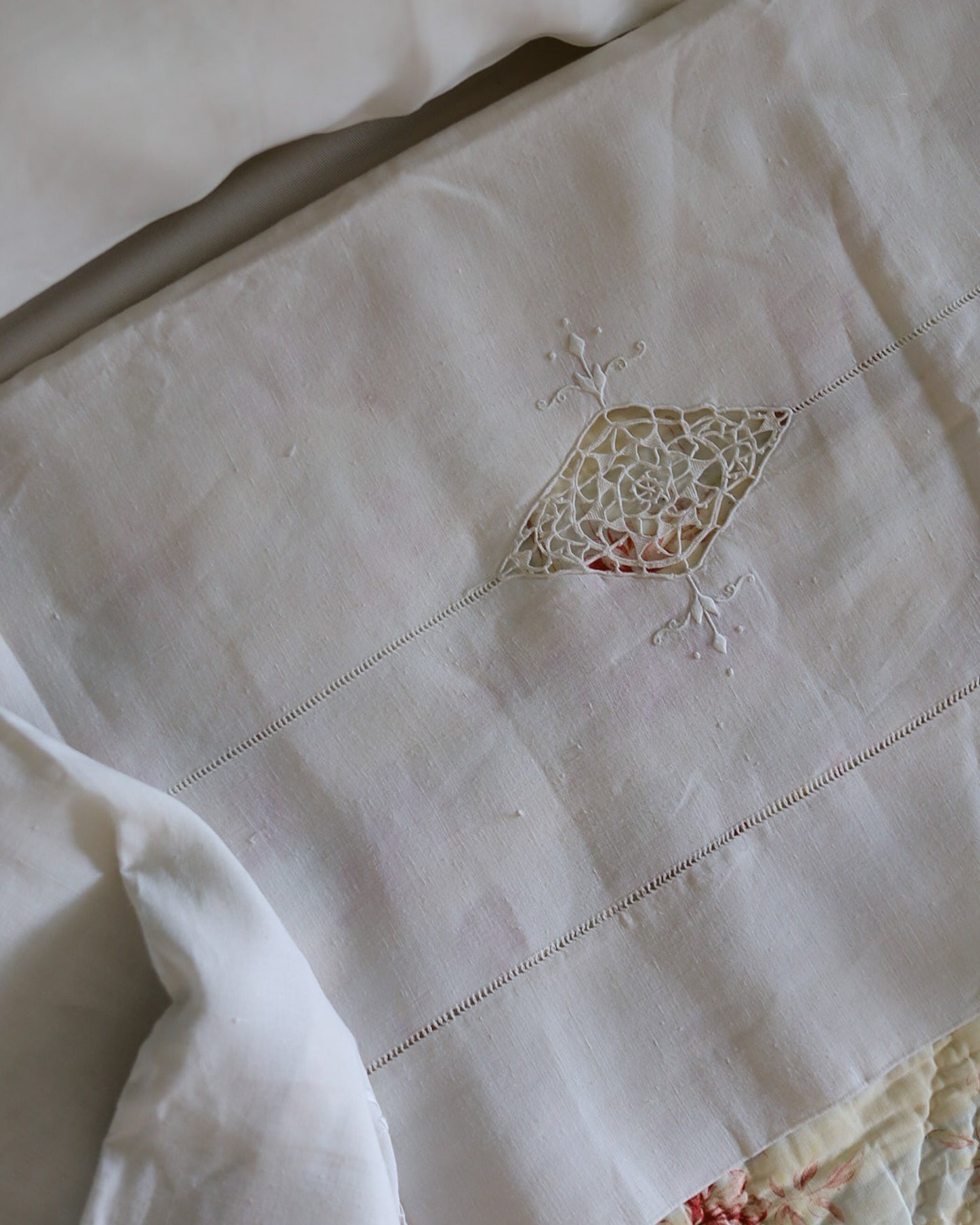 Lenzuolo matrimoniale antico in lino con punto aria
