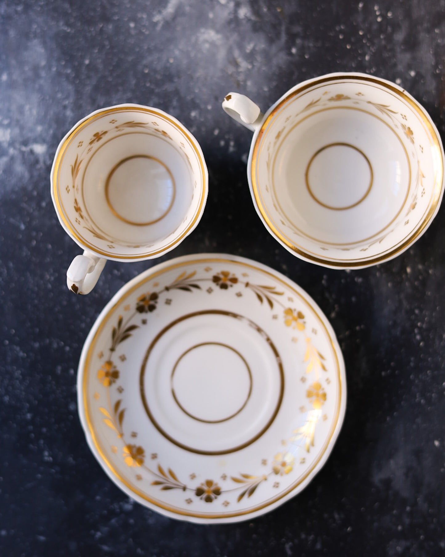 True tris tazze inglesi metà 800 dipinte a mano con oro