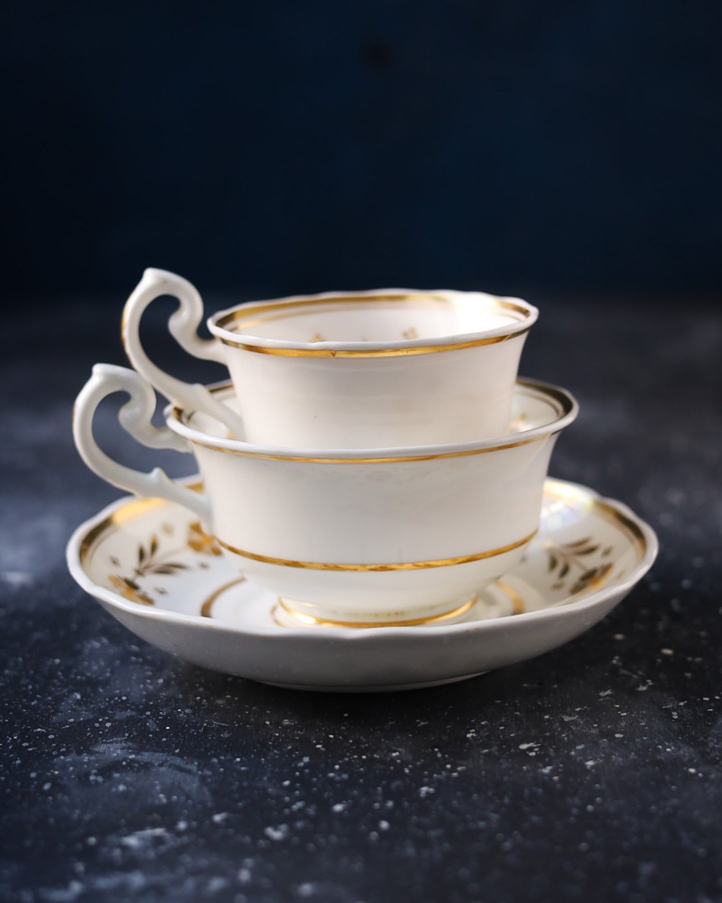 True tris tazze inglesi metà 800 dipinte a mano con oro