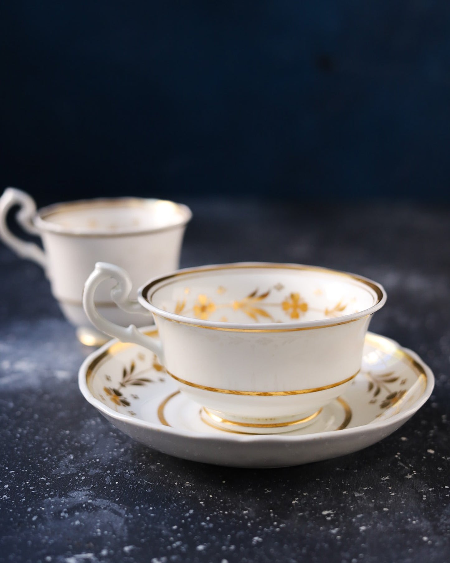 True tris tazze inglesi metà 800 dipinte a mano con oro