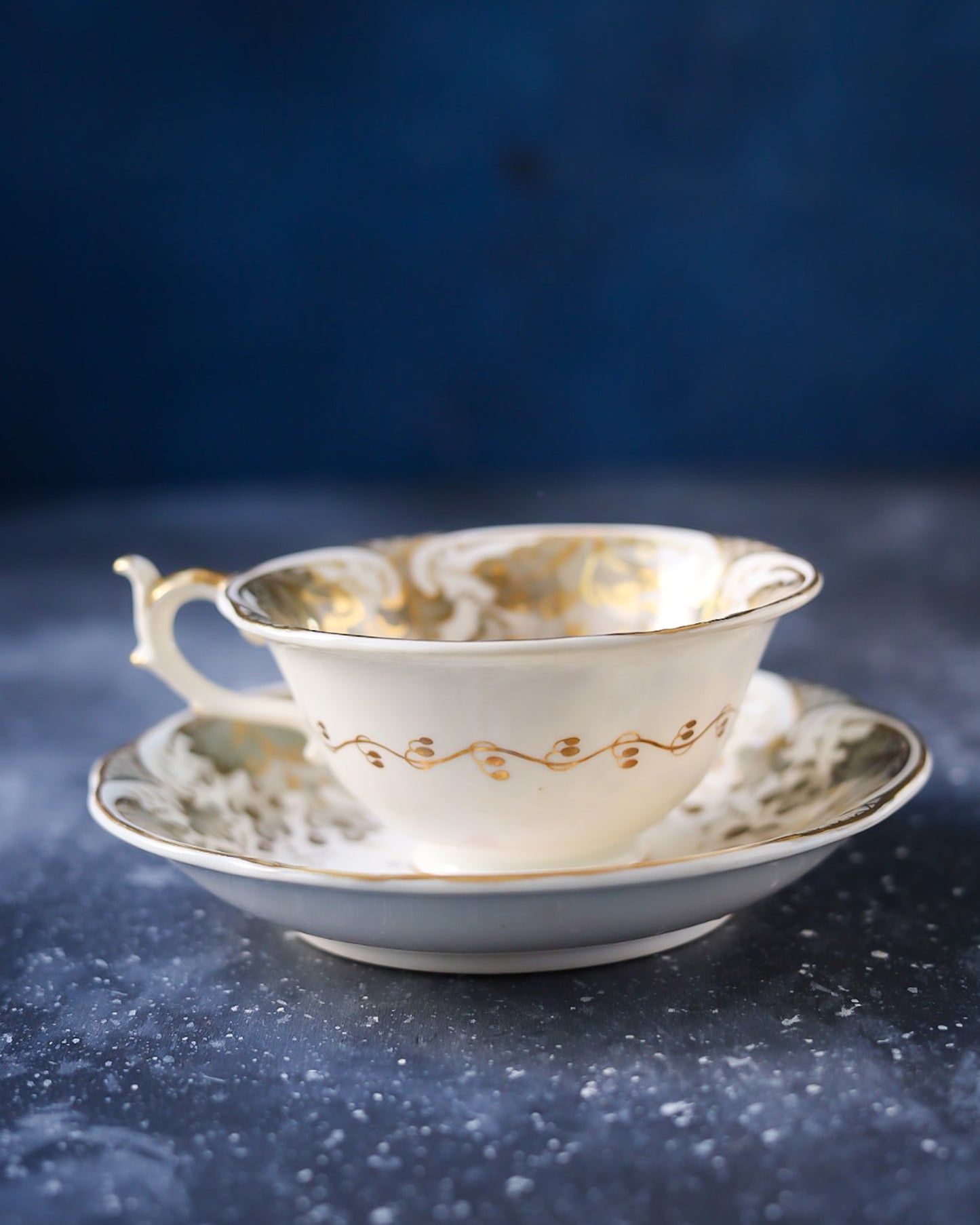 tazza antica primi 800 dipinta a mano decoro grigio e oro e bouquet