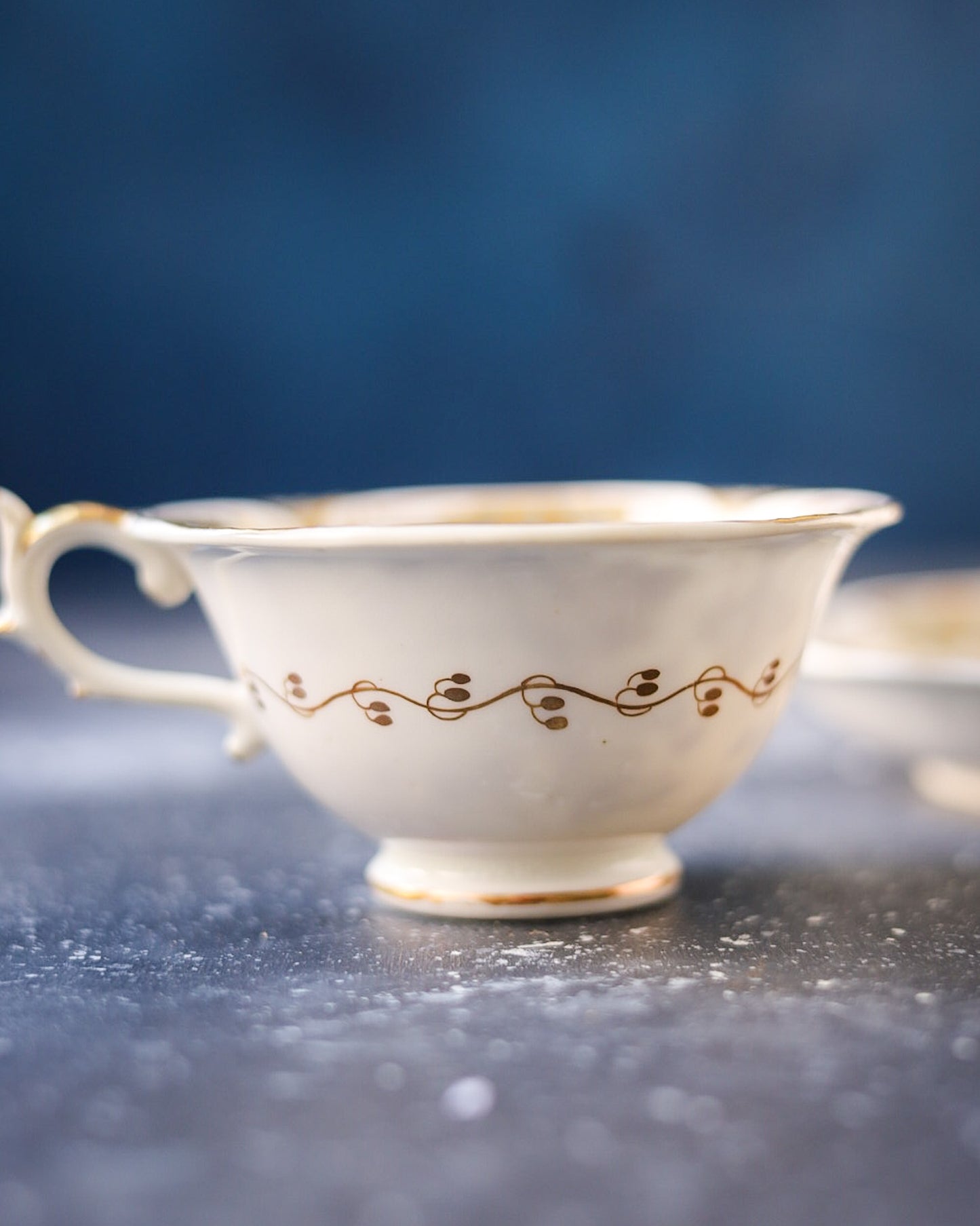 tazza antica primi 800 dipinta a mano decoro grigio e oro e bouquet