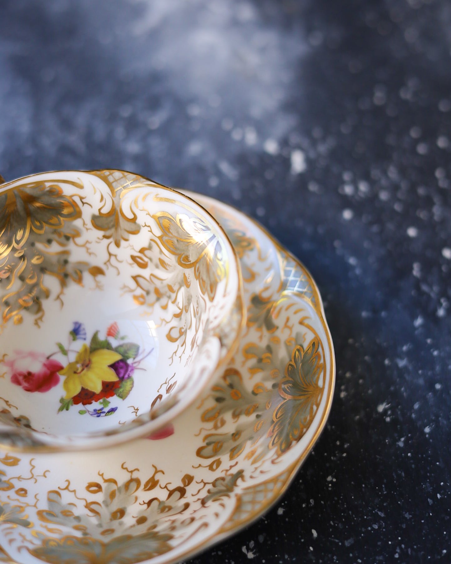 tazza antica primi 800 dipinta a mano decoro grigio e oro e bouquet