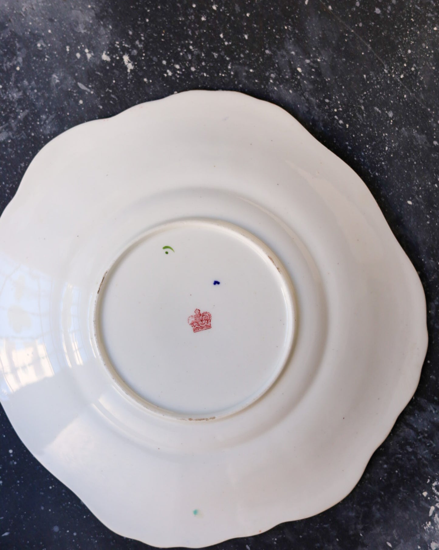 coppia tris tazze chinoiserie con bordo rosso e piatto torta